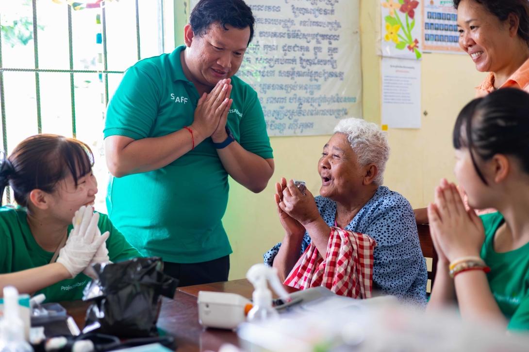 Des stagiaires avec une patiente et le personnel de Projects Abroad lors d'une journée d'action communautaire